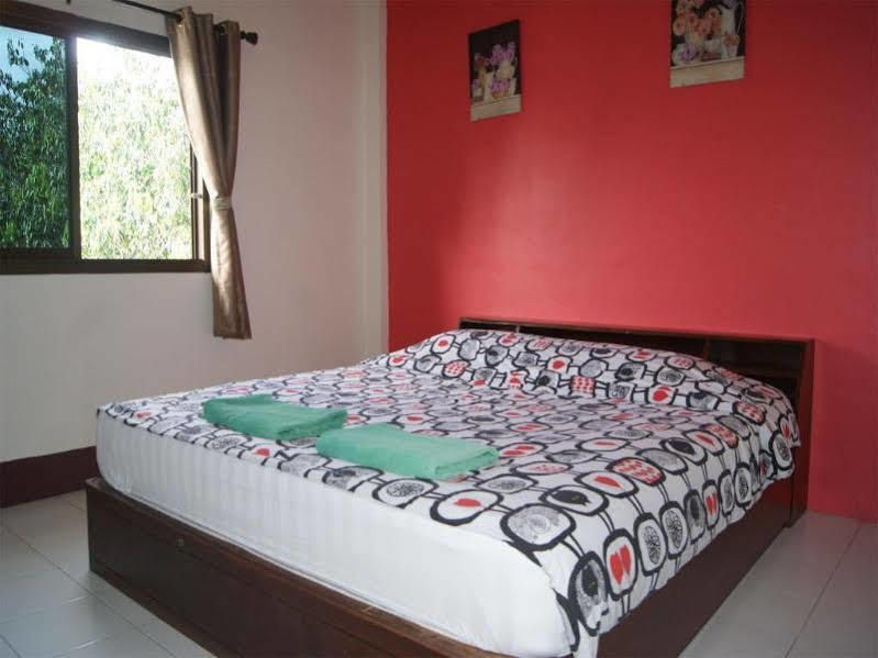 Pineapple Guesthouse Phuket Exterior foto