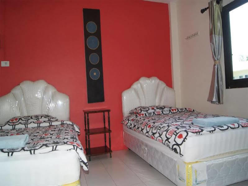 Pineapple Guesthouse Phuket Exterior foto