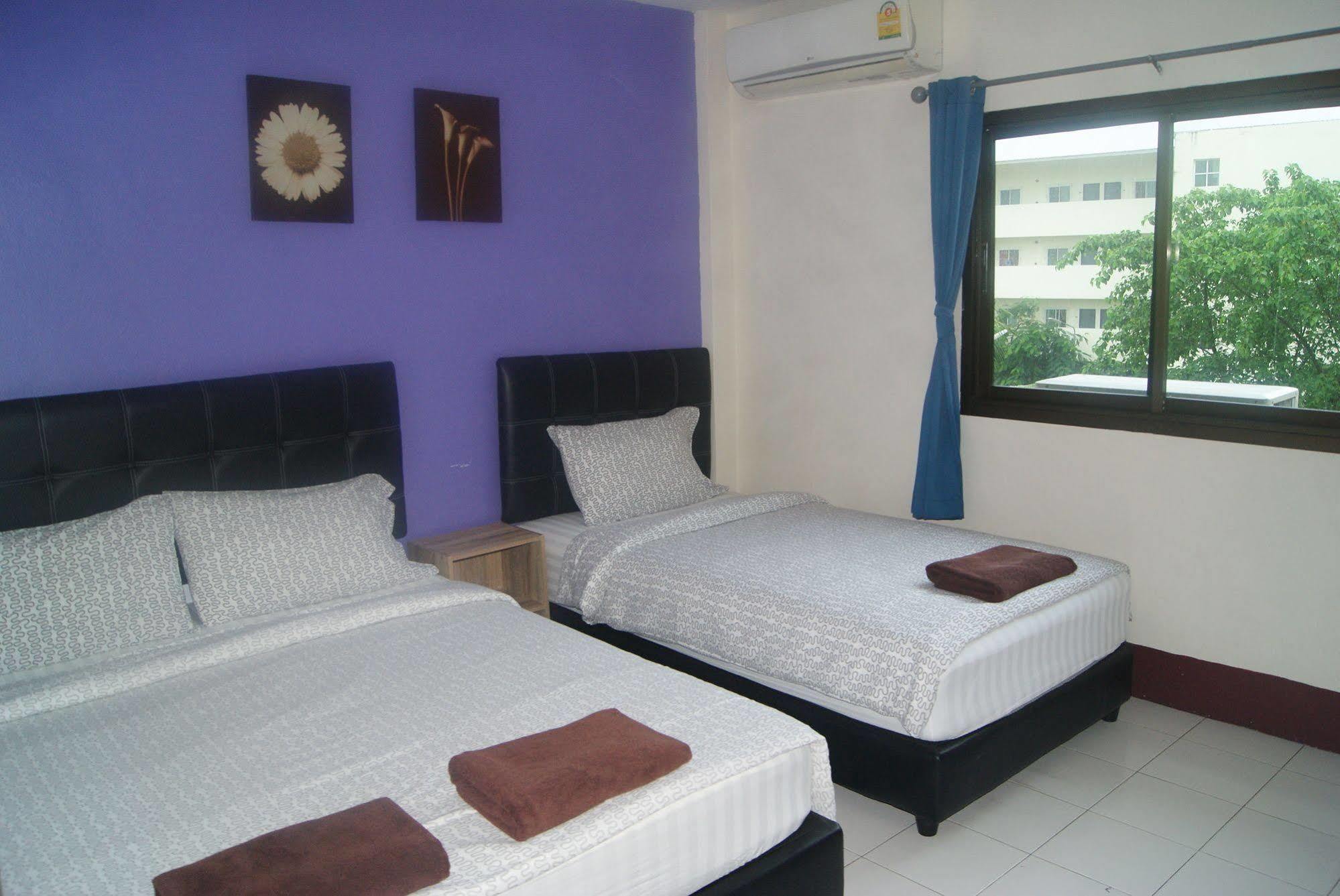 Pineapple Guesthouse Phuket Exterior foto