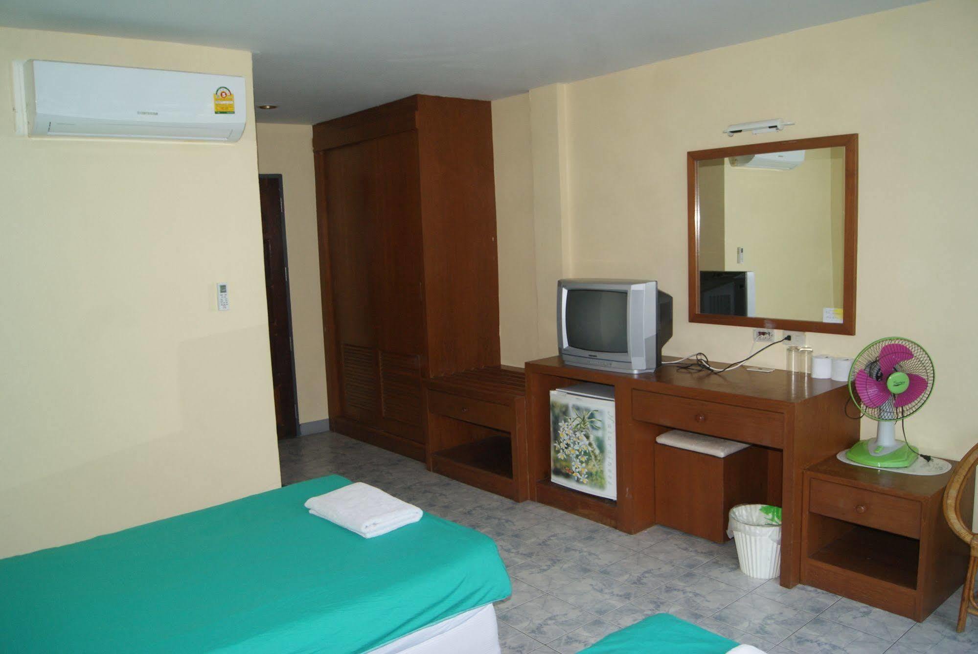Pineapple Guesthouse Phuket Exterior foto