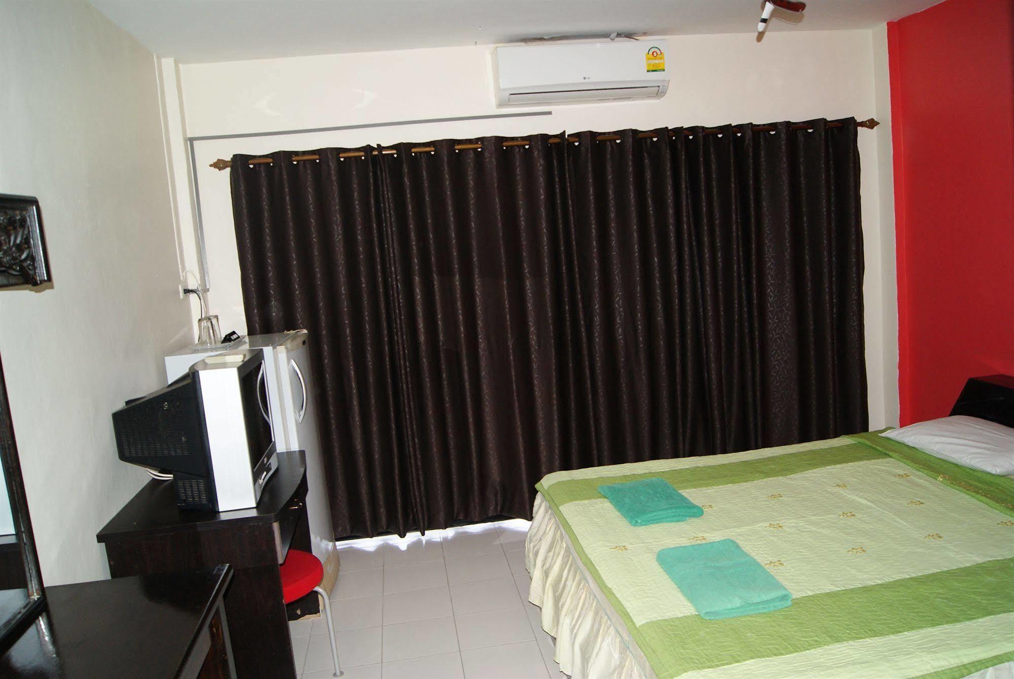 Pineapple Guesthouse Phuket Exterior foto