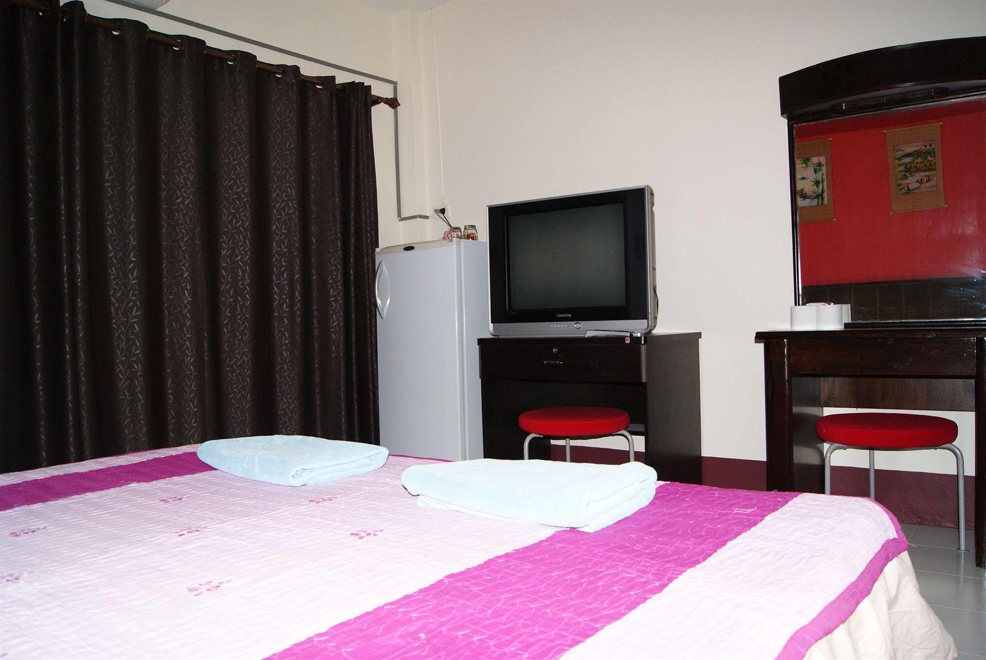 Pineapple Guesthouse Phuket Exterior foto