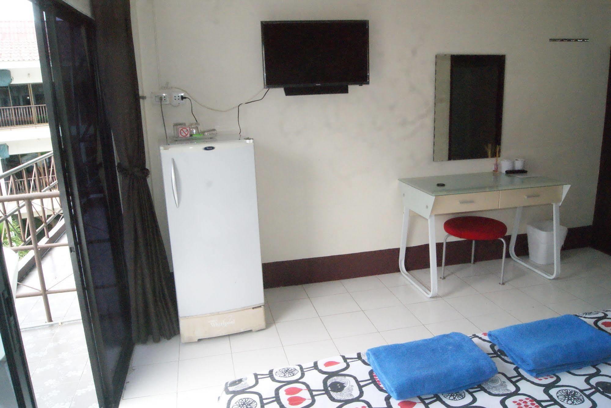 Pineapple Guesthouse Phuket Exterior foto