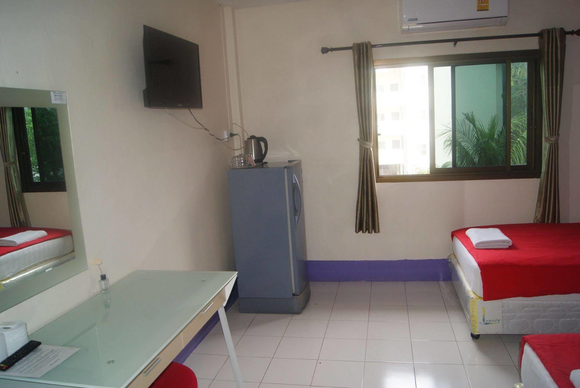Pineapple Guesthouse Phuket Exterior foto