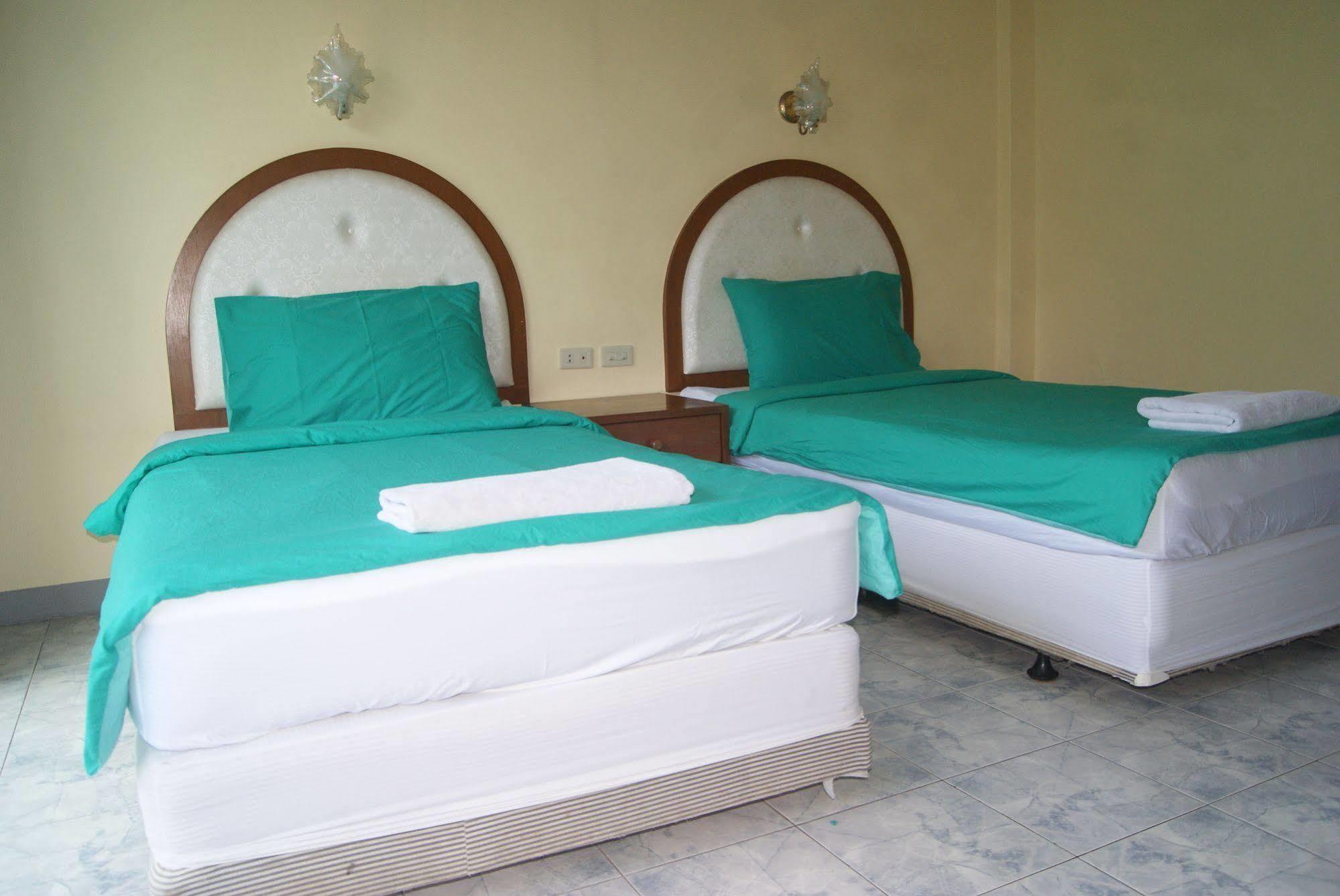 Pineapple Guesthouse Phuket Exterior foto