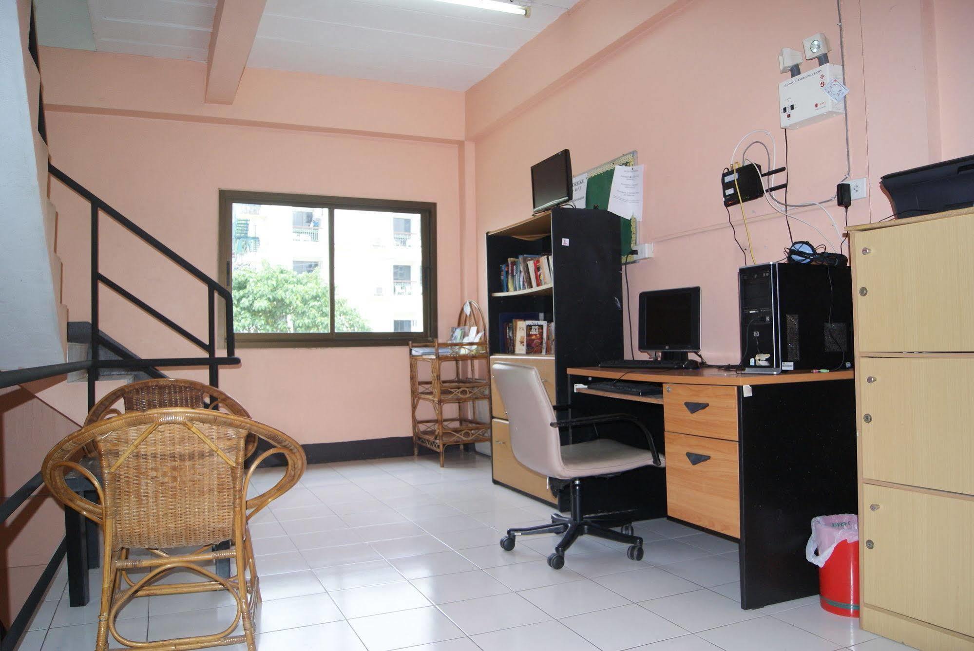 Pineapple Guesthouse Phuket Exterior foto