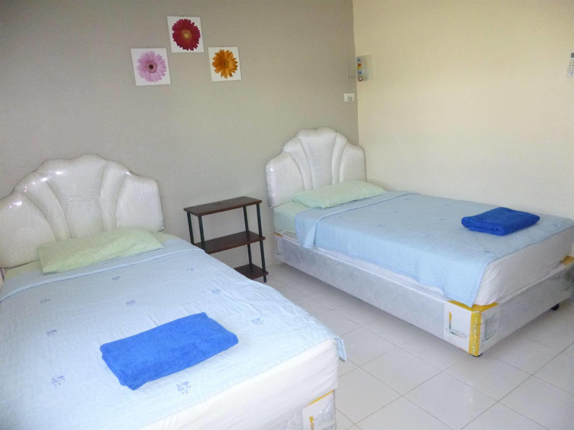 Pineapple Guesthouse Phuket Exterior foto