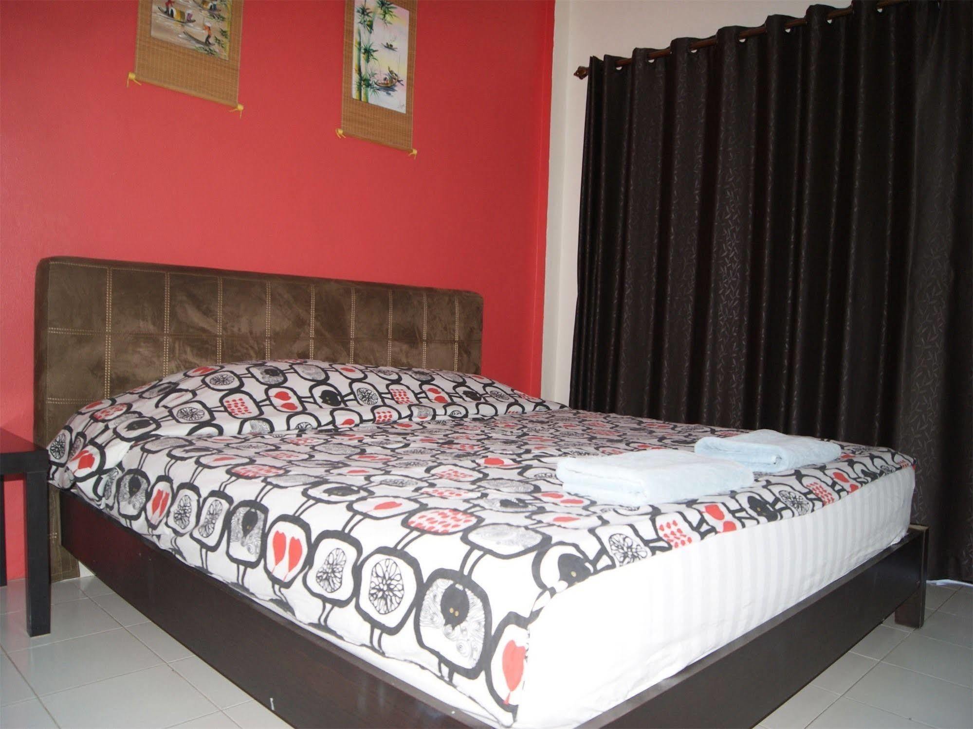 Pineapple Guesthouse Phuket Exterior foto